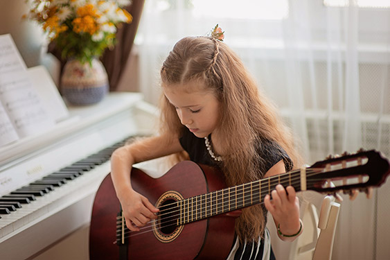 Mädchen mit klassischer Gitarre